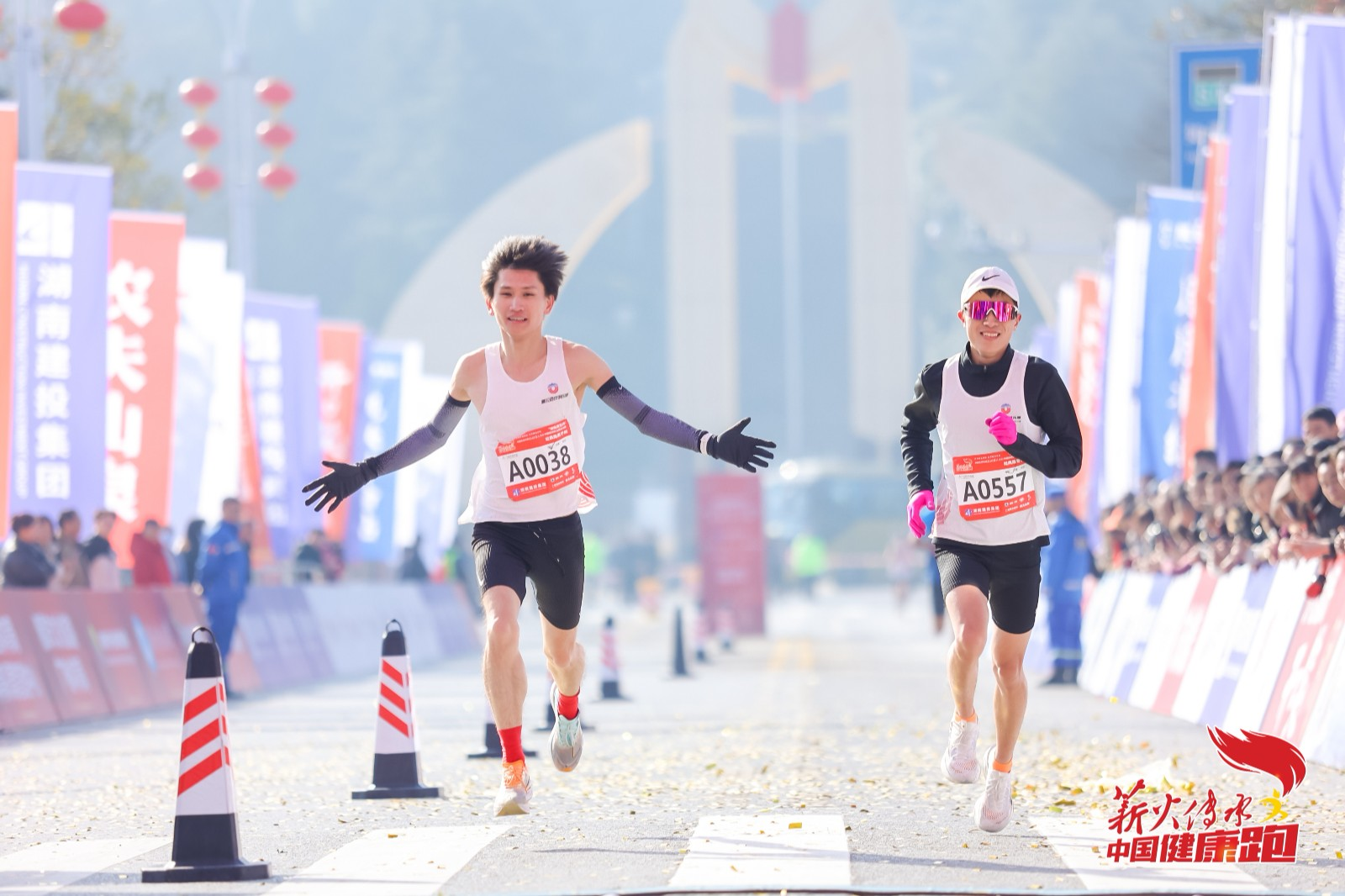 “湖南建投杯”中國(guó)健康跑全國(guó)總決賽在韶山鳴槍開(kāi)賽(圖2) “湖南建投杯”中國(guó)健康跑全國(guó)總決賽在韶山鳴槍開(kāi)賽(圖2)